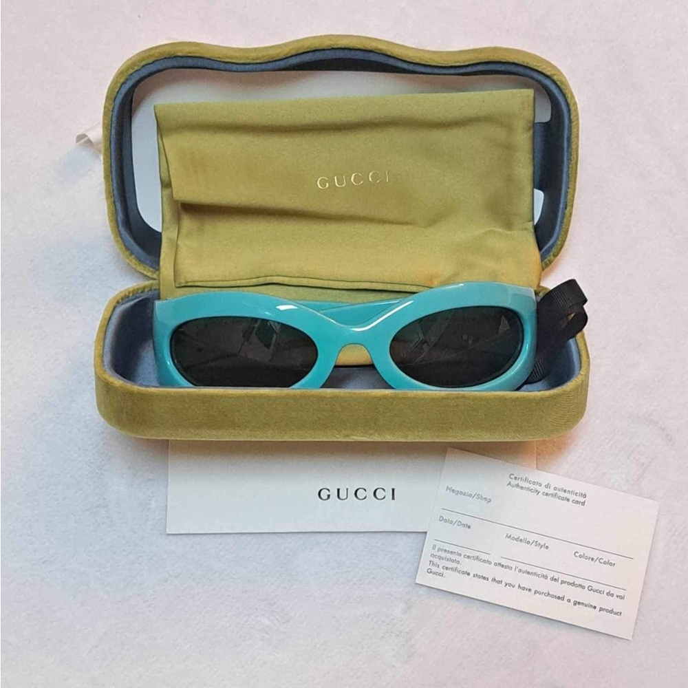 GUCCI -
Tiffany Blue Oval Sunglasses - Picture 3 of 12